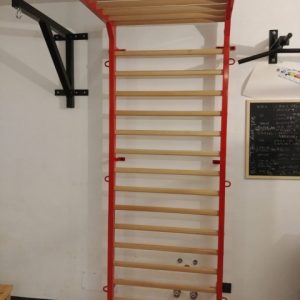 Espaldera con armazón lateral metálico y 20 barras ovaladas de haya 240 x 90 cm, codigo 277/rojo